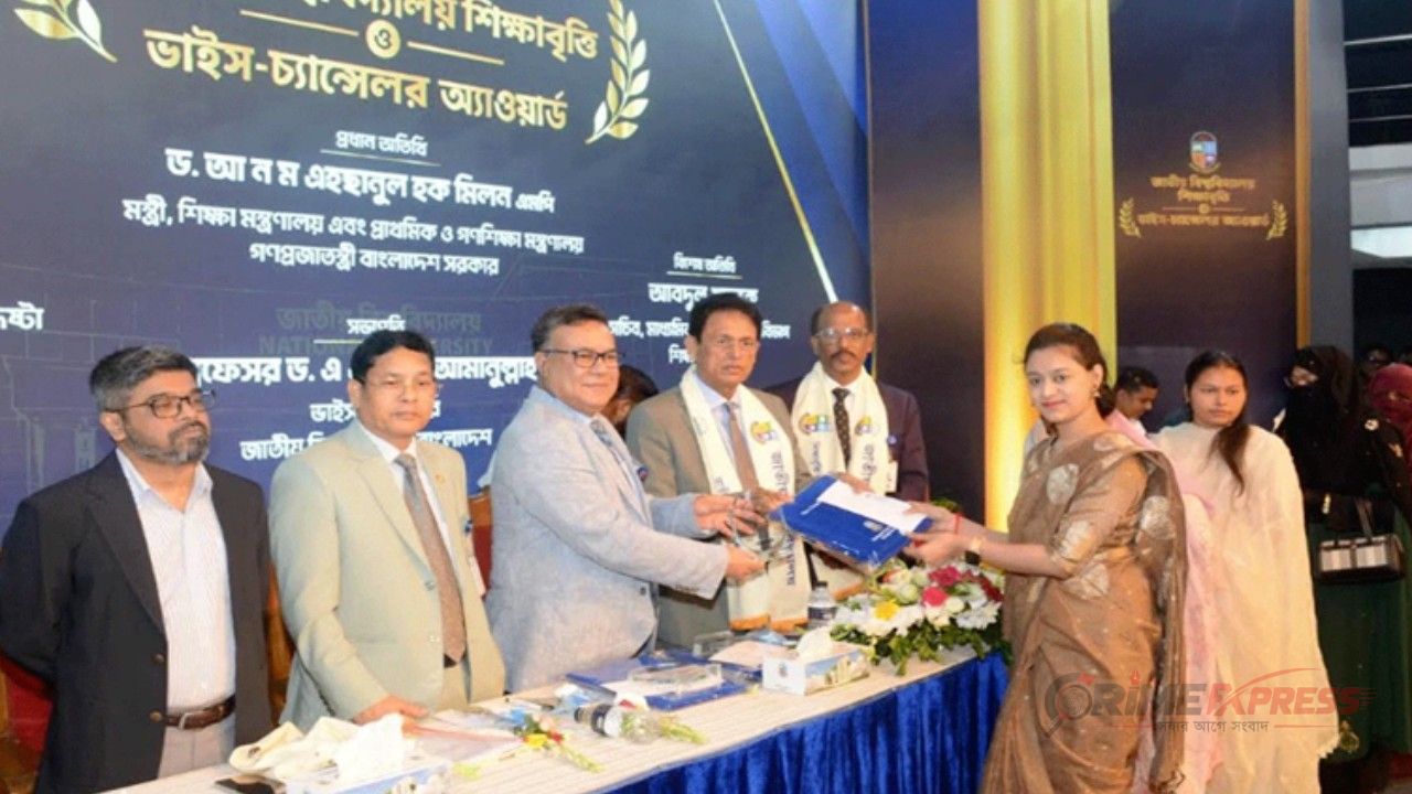 জাতীয় বিশ্ববিদ্যালয়ে ৫৭ মেধাবী শিক্ষার্থী পেলেন ভাইস চ্যান্সেলর অ্যাওয়ার্ড