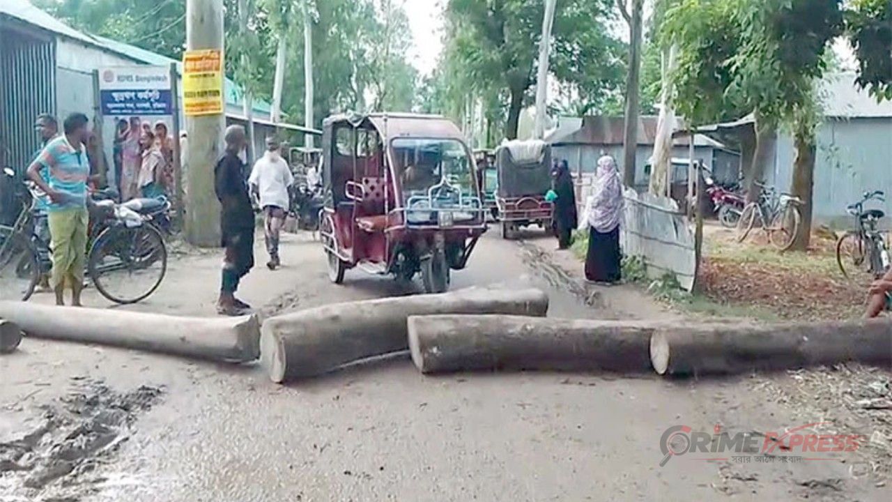 সকালেই শেষ ৮০ বস্তা সার, ক্ষুব্ধ কৃষকের সড়ক অবরোধ