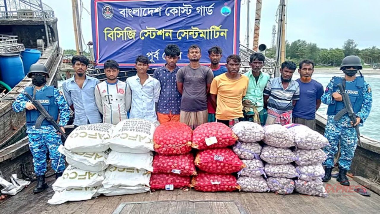 সেন্ট মার্টিনে ১২ টন ইউরিয়া সারসহ ট্রলার জব্দ আটক ১০