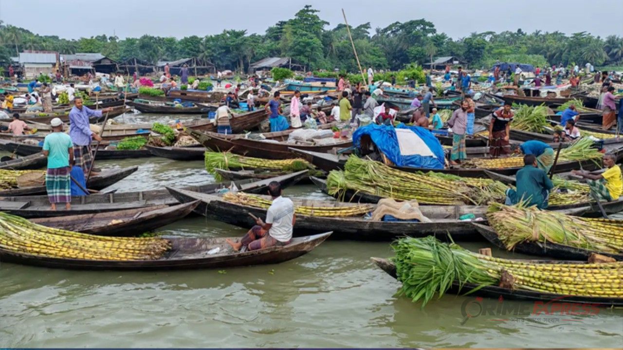 নদীর বুকে ভাসে হাট, নৌকায় নৌকায় বেচাকেনা