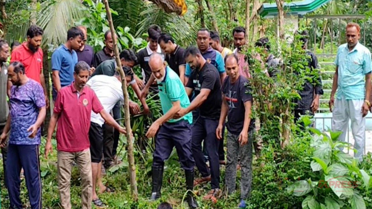 পিরোজপুরে ডেঙ্গু ঠেকাতে খাল পরিষ্কার অভিযান