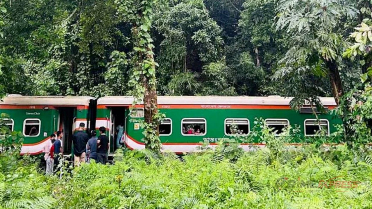 হুক ছিঁড়ে লাউয়াছড়ায় আটকা পাহাড়িকা এক্সপ্রেস