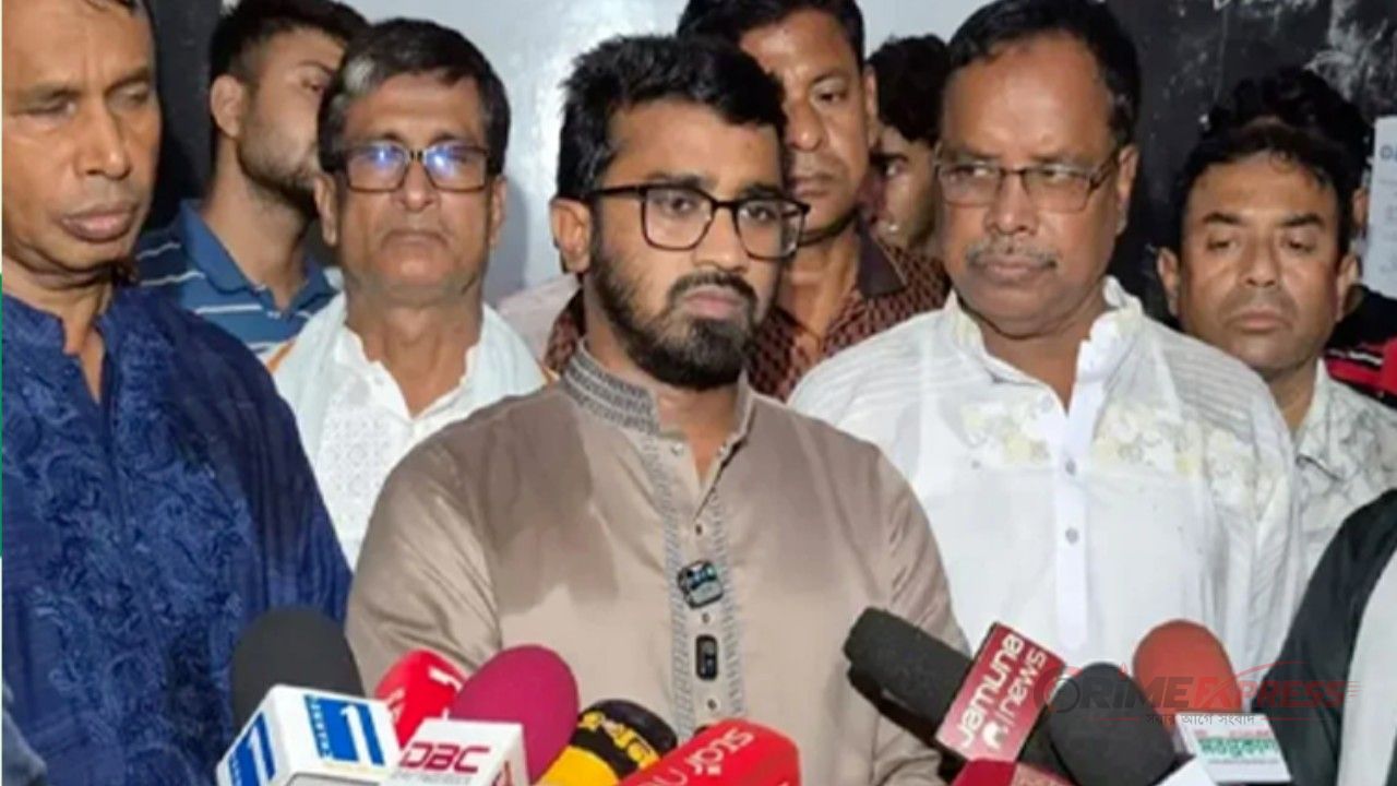 জুলাই শহীদদের কবর জিয়ারত ও পরিবারের খোঁজ নিচ্ছেন রাশেদ খাঁন