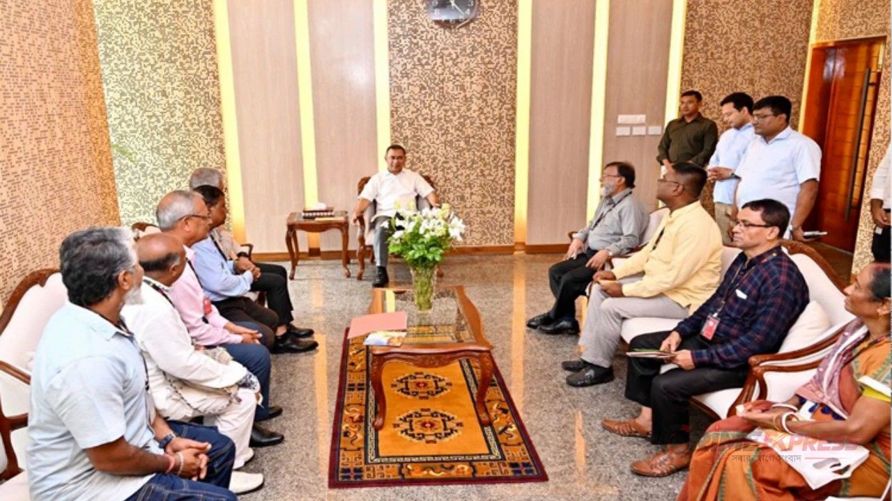 প্রধানমন্ত্রীর সঙ্গে ঢাকা-১৭ আসনের আট মন্দিরের প্রতিনিধিদের মতবিনিময়