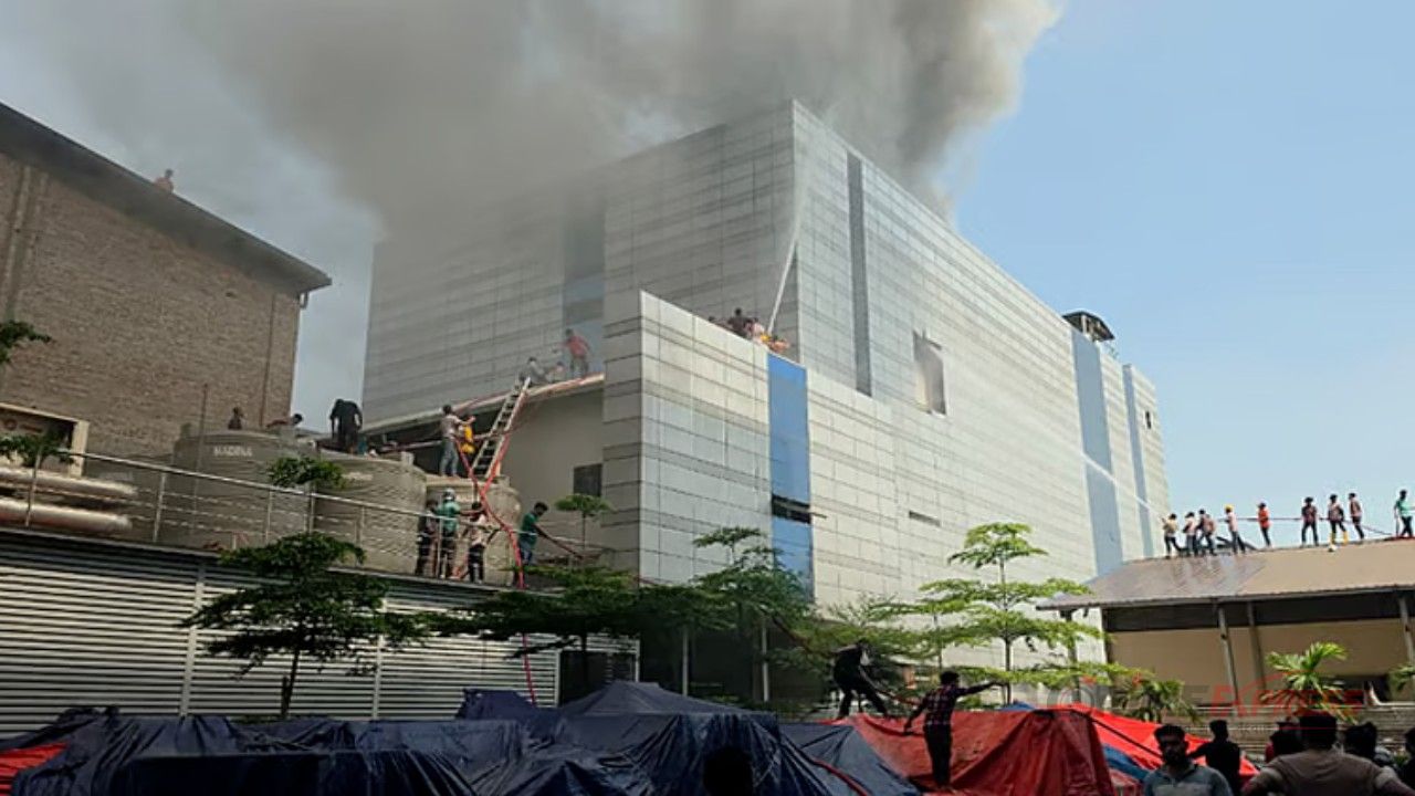 গাজীপুরে ওষুধ কারখানায় আগুন, ছড়িয়ে পড়ছে ধোঁয়া