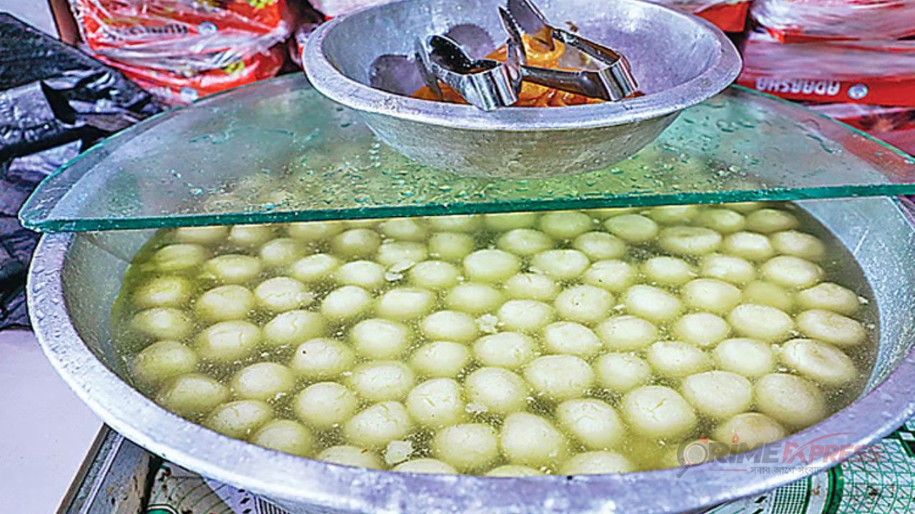 ৬৪ বছর ধরে মিষ্টির স্বাদে মুগ্ধ পটিয়ার আদর্শ মিষ্টি ভান্ডার